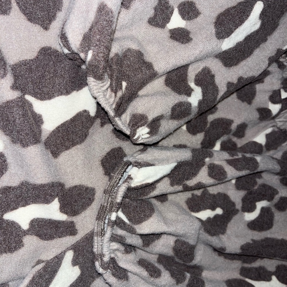 Le Lis leopard Gray Smocked Top-short - Picture 5 of 5